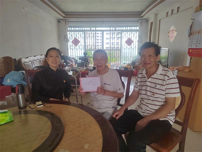 必威开展2025年“七一”前夕走访慰问活动 第 4 张
