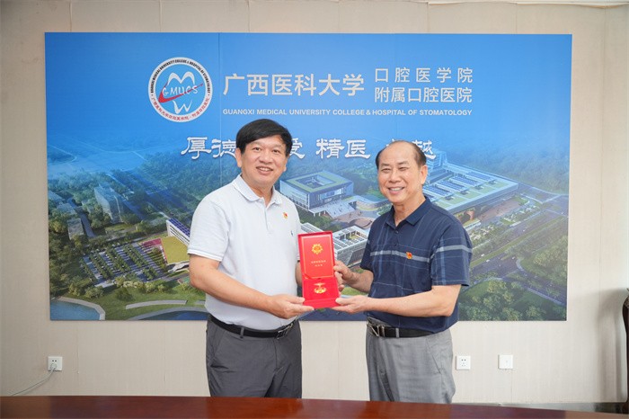 必威开展2025年“七一”前夕走访慰问活动 第 7 张
